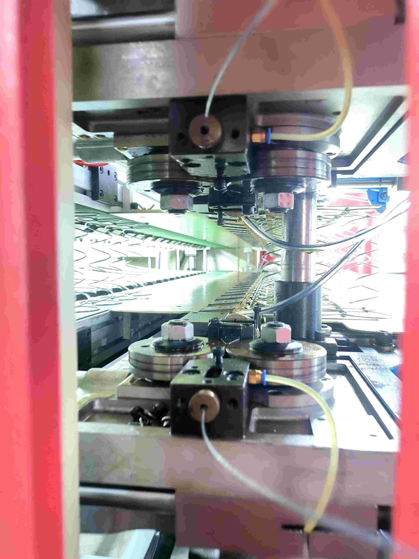 1.9-2.4mm Max 2000mm Matraque machine à faire le noyau du lit à ressorts Avec 90-100 ressorts/min Capacité