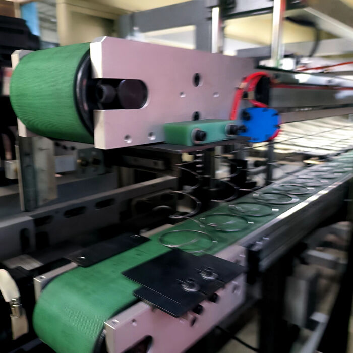 Capacité 60-90 feuilles Ligne de production de matelas de 8 heures avec assemblage de ressorts Diamètre de l'anneau d'extrémité 65mm-90mm Diamètre du fil d'assemblage 1.3-1.6mm pour l'assemblage de matelas